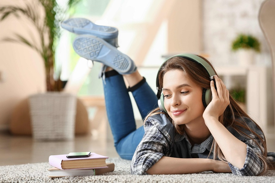 The Best Celebrity Audiobook Narrators To Listen To Before Bed